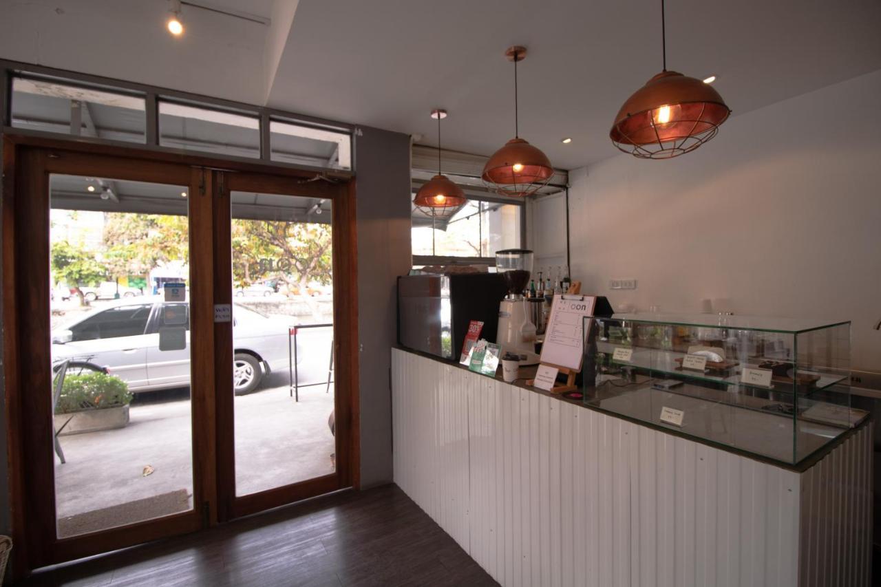 Oon Poshtel X Cafe Hostel Chiang Mai Bagian luar foto